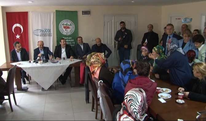 Yaşlı Kadın Sağlık Bakanına Derdini Anlatmaya Çalışırsa...