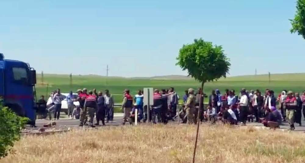 Yeni Sayaç İstemeyen Çiftçiler Yol Kapattı