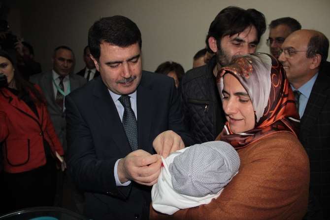 Yılın İlk Bebeklerini Protokol Karşıladı