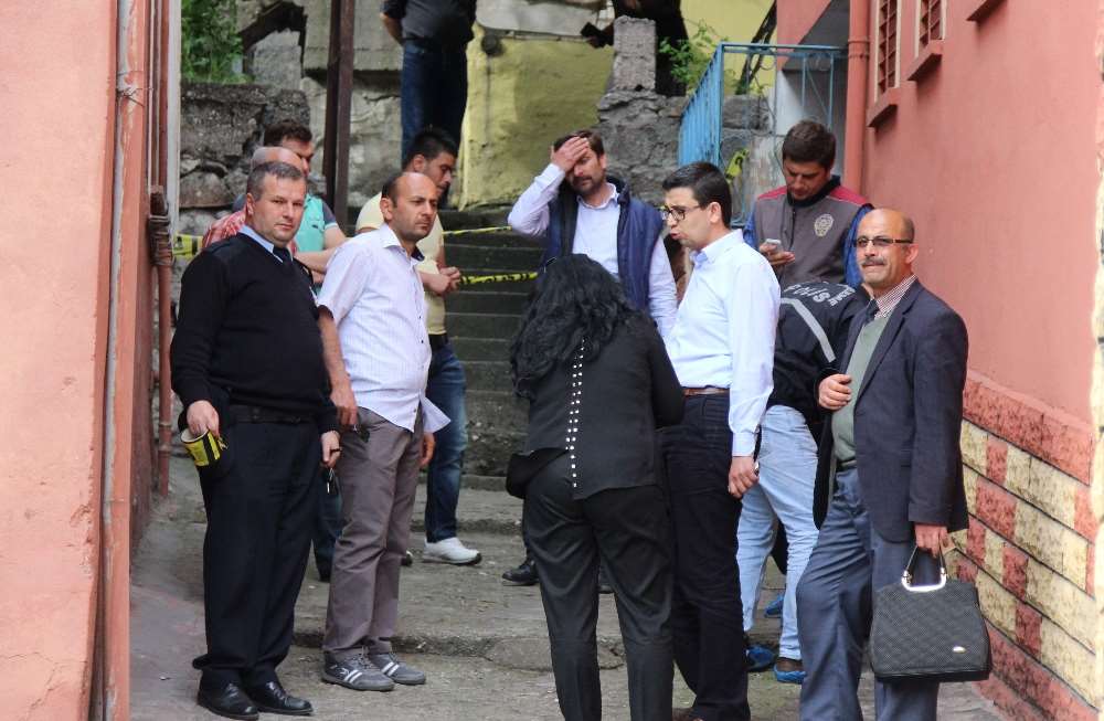 Yine Kadın Cinayeti: 10 Yerinden Bıçakladı !