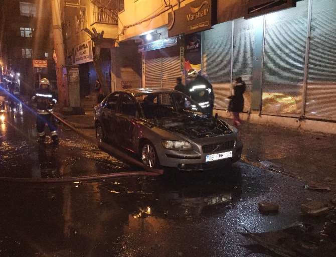 Yol Kapatan Teröristler Araç Yaktı
