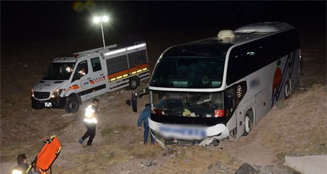Yolcu Otobüsü Şarampole Düştü: 19 Yaralı