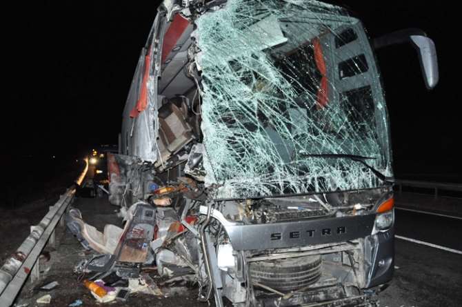 Yolcu Otobüsü Tır’a Çarptı: 14 Yaralı