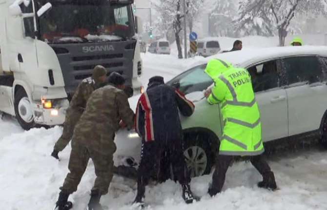Yolda Kalanların İmdadına Asker Ve Polis Yetişti