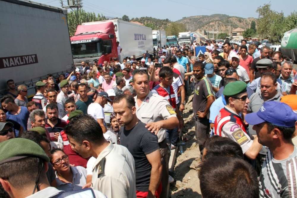 Yolu Kapatıp Araçlara Taş Ve Sopalarla Saldırdılar