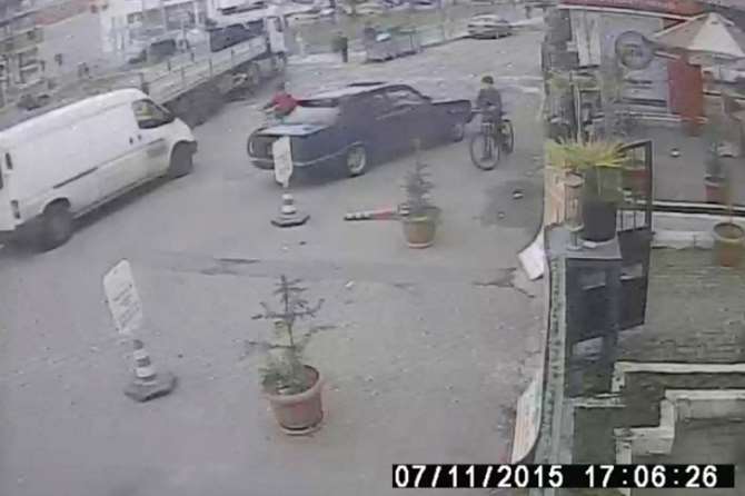 Yolun Karşısına Geçmek İsteyen Kadına Böyle Çarptı
