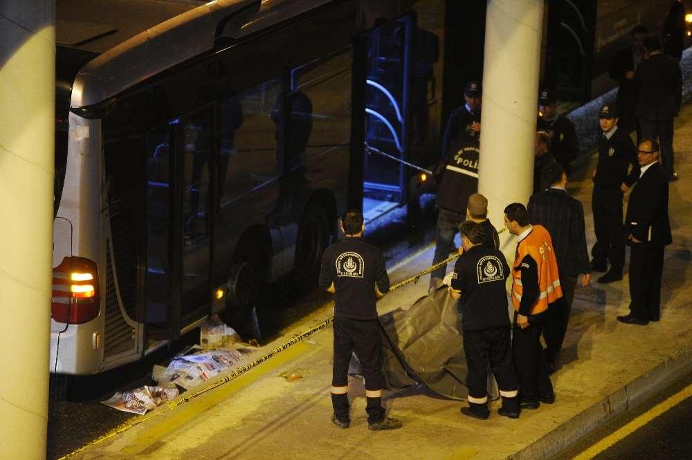 Zabıtadan Kaçarken Metrobüsün Altında Can Verdi
