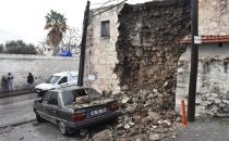 Bodrum'da dün başlayan ve aralıklarla devam eden yağmur nedeniyle bazı sokaklar ve caddeler göle döndü. Bitez Mahallesi'ndeki dere taşınca tüm cadde sular altında kaldı.