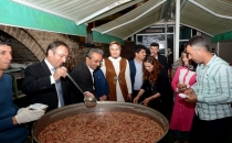 Çatak'ta Yüzlerce Kişiye Aşure Dağıtıldı