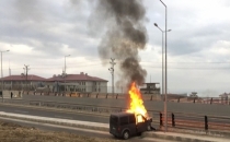 Erciş'te polis'ten kaçan araç kaza yapıp alev topuna döndü