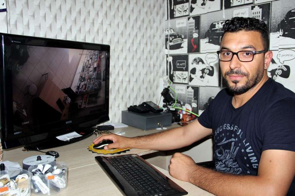 ’tırnakçı’ Kadınlar Güvenlik Kamerasına Yakalandı