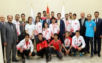 Vali Taşyapan, başarılı sporcuları ödüllendirdi