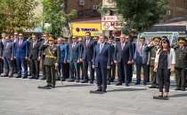 VAN’DA VALİLİK ÖNÜNDEKİ PROGRAMLA KUTLANDI