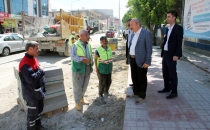 Yol kavşak ve kaldırım çalışmaları devam ediyor