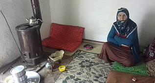 Van'da o aile böyle ağlattı - Van'da harabe gibi evde oturan çift yetkililerden yardım  bekliyor
