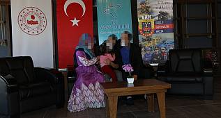 Ailesiyle görüşen PKK/KCK terör örgütü böyle görüntülendi - Van'da 31 örgüt mensubu teslim oldu