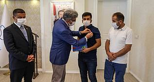Vali Bilmez, Çobanlık yapan Muhammet Taş’ı Makamında Ağırladı