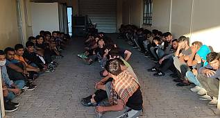 65 Plakalı minibüsün içinden 65 kaçak göçmen çıktı - Görenler şok geçirdi