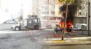 Van'da araç yanarak küle dönerken, çevredekiler ise...